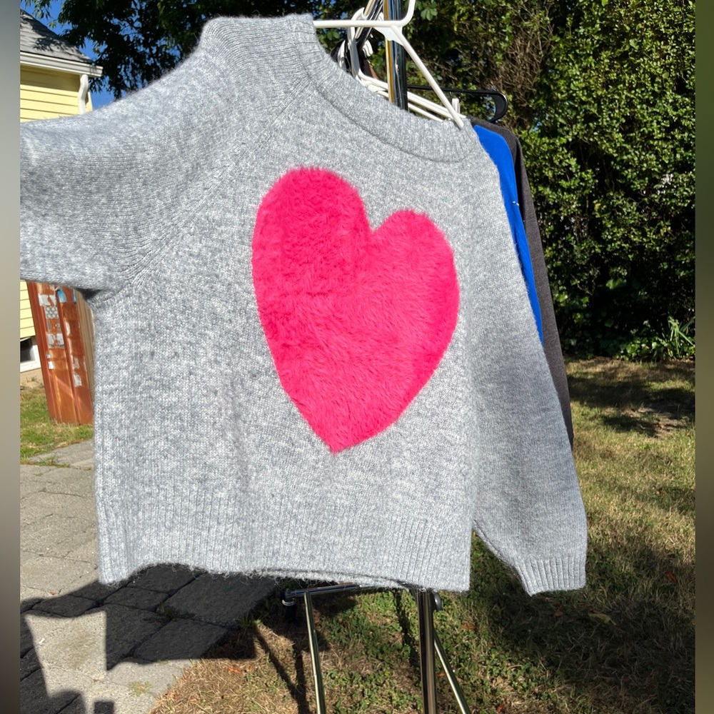 🩷🩶 L EUC Pullover sweater gray w/ pink heart Old Navy size Large